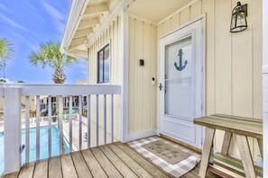 Terrace/patio - Harbor Front! FREE Beach Service at Private Beach-Pools-Fishing-Golf-Pickleball (Destin)