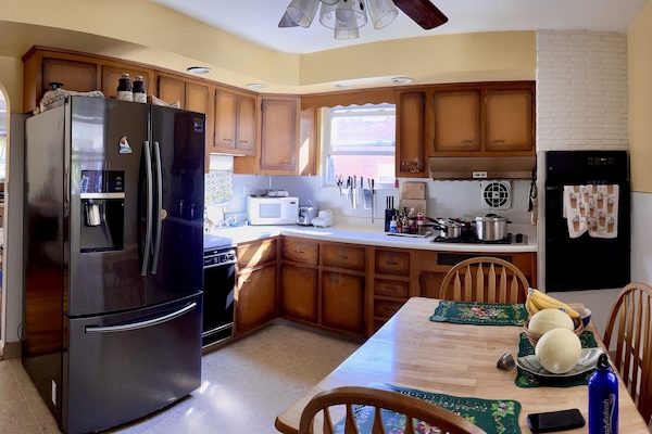 Full-size fridge, microwave, oven, stovetop