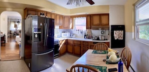 Grand réfrigérateur, micro-ondes, four, plaque de cuisson