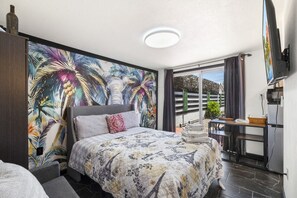 Desk, iron/ironing board, travel crib, WiFi - Your Tiny Downtown Home with Backyard Unit D (Phoenix)