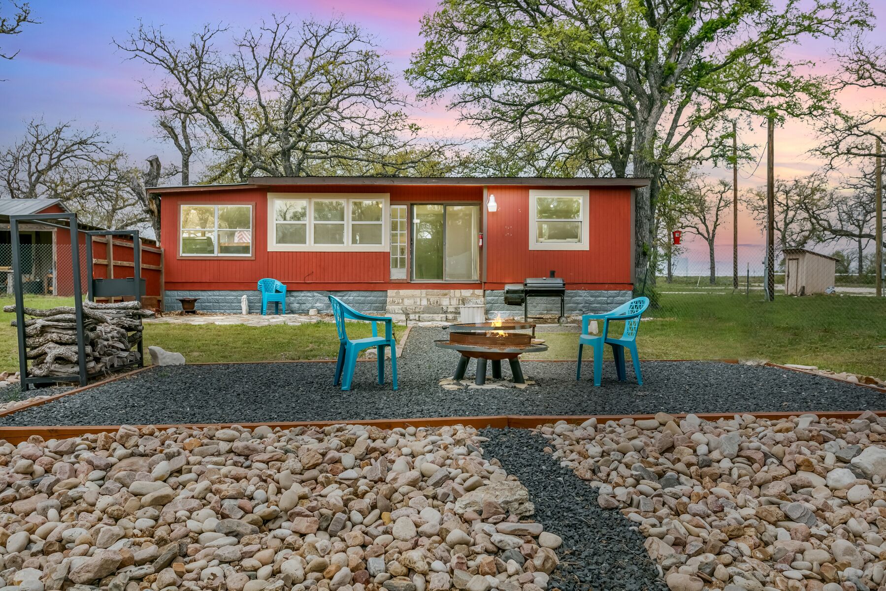 Brandi's Bluebonnet Bungalow | 1/1 | Pets Welcome w/ fee | King Bed | Fire-pit & Grill