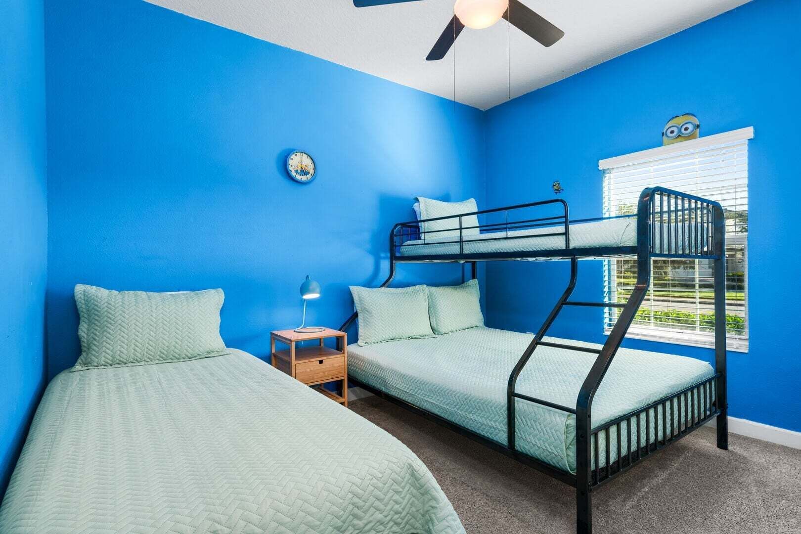 5 habitaciones, tabla de planchar con plancha, wifi y ropa de cama 