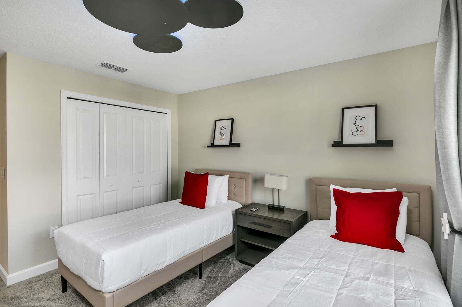 4 bedrooms, iron/ironing board, WiFi