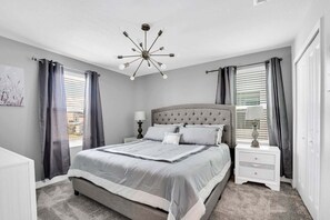 9 bedrooms, iron/ironing board, WiFi, wheelchair access - Magical Mickey Home | 8min->Disney! (Kissimmee)