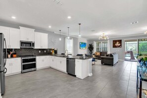 Fridge, microwave, oven, stovetop - Magical Mickey Home | 8min->Disney! (Kissimmee)