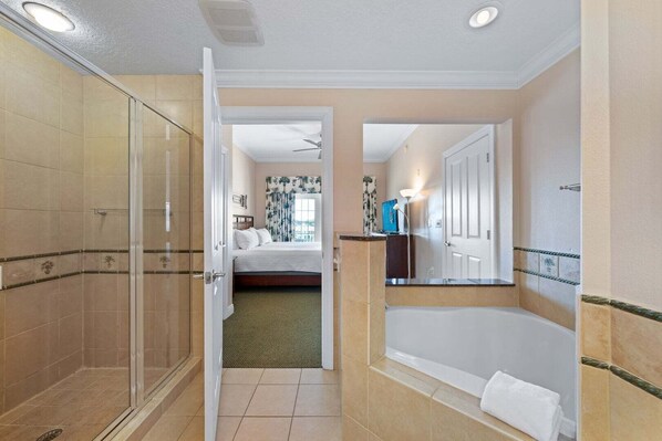 Bathtub, hair dryer, towels, soap - Reunion Resort Golf View Condo Near Disney (Kissimmee)