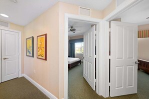 3 chambres, fer et planche à repasser, Wi-Fi, draps fournis