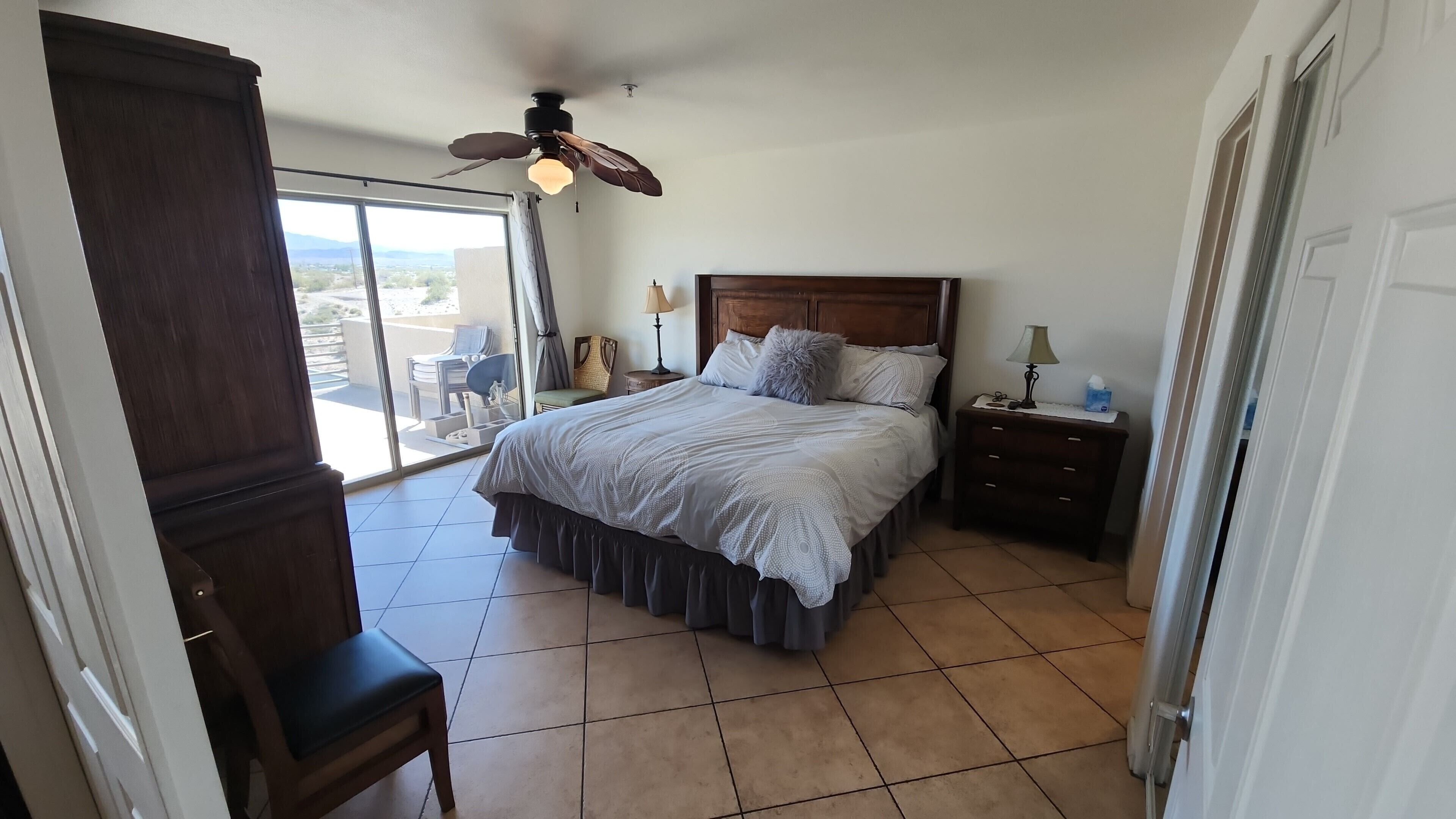 Spectacular London Bridge and Lake Views!