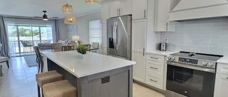 冷蔵庫、電子レンジ、オーブン、コンロ