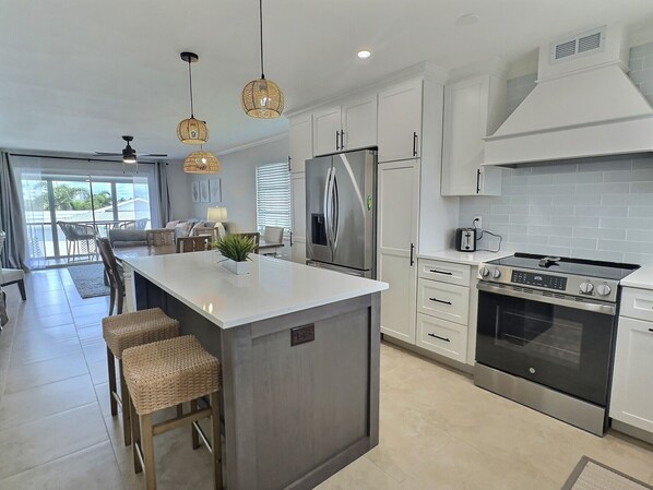 冷蔵庫、電子レンジ、オーブン、コンロ