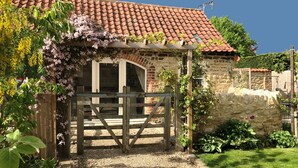 Exterior - NEW with Vrbo! Stunning 1 bed barn conversion in beautiful rural village (Westow)