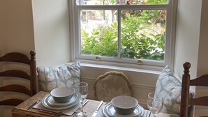 Dining - NEW with Vrbo! Stunning 1 bed barn conversion in beautiful rural village (Westow)