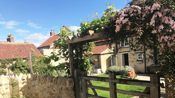 Property grounds - NEW with Vrbo! Stunning 1 bed barn conversion in beautiful rural village (Westow)