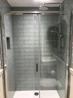 Shower, hair dryer, towels, soap - NEW with Vrbo! Stunning 1 bed barn conversion in beautiful rural village (Westow)