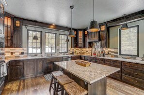 Fridge, microwave, oven, stovetop - Camp 95 - Stunning Mountain Home - 4.5 Acres - Views - Hot Tub - Pet friendly - Private (Cascade)