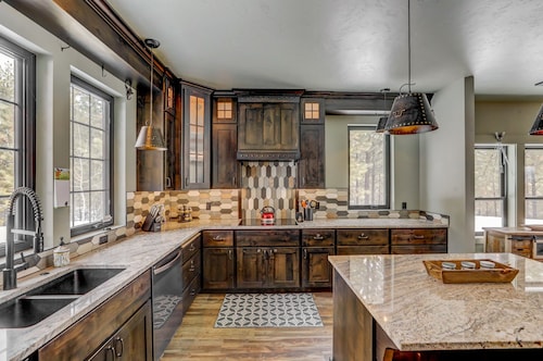 Camp 95 - Stunning Mountain Home - 4.5 Acres - Views - Hot Tub - Pet friendly - Private