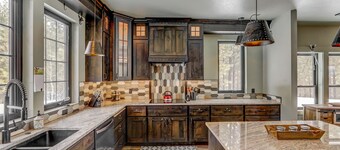 Camp 95 - Stunning Mountain Home - 4.5 Acres - Views - Hot Tub - Pet friendly - Private