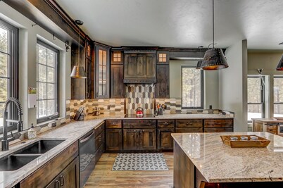 Camp 95 - Stunning Mountain Home - 4.5 Acres - Views - Hot Tub - Pet friendly - Private