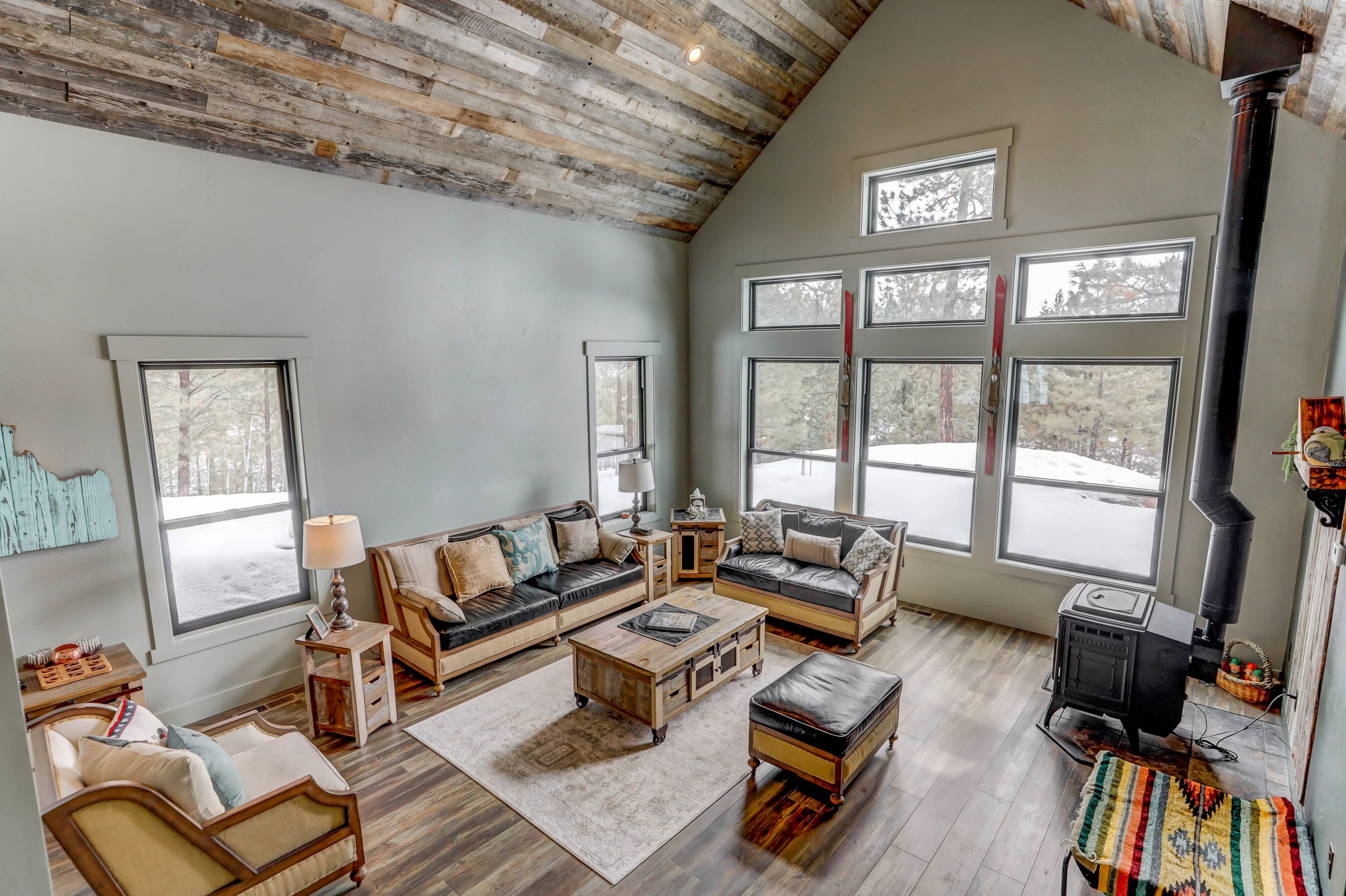 Camp 95 - New - Stunning Mountain Home - 4.5 Acres - Views - Hot Tub - Pet friendly - Private