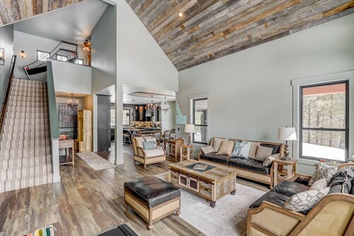 Camp 95 - Stunning Mountain Home - 4.5 Acres - Views - Hot Tub - Pet friendly - Private