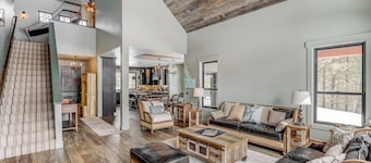 Camp 95 - Stunning Mountain Home - 4.5 Acres - Views - Hot Tub - Pet friendly - Private