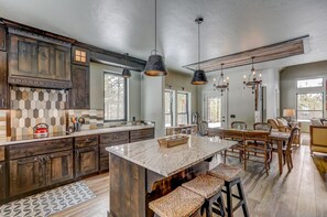 Fridge, microwave, oven, stovetop - Camp 95 - Stunning Mountain Home - 4.5 Acres - Views - Hot Tub - Pet friendly - Private (Cascade)