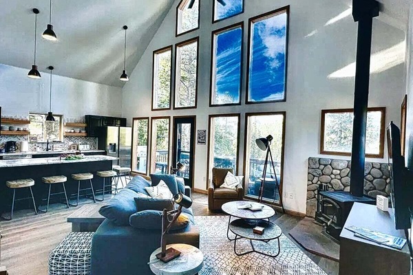 Fireside Views — Cozy up by the gas fireplace in the open living room, where big windows frame remarkable mountain scenery all day long. 🔥🏔