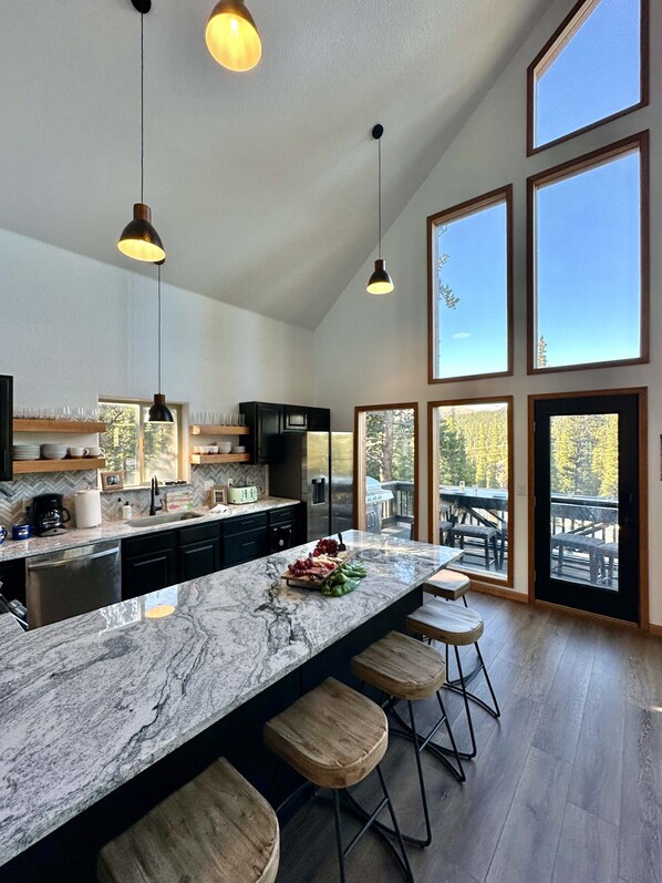 ثلاجة، ميكروويف، فرن، موقد طهي مسطح