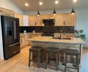 冷蔵庫、電子レンジ、オーブン、コンロ