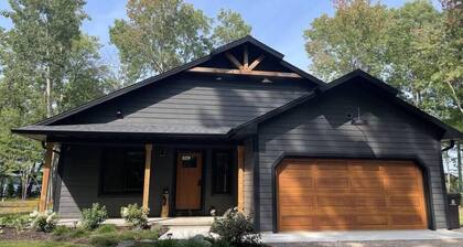 Fox's Den Fence Lake Home - Private with Lake View