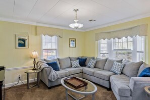 Smart TV, fireplace - Home adjacent to Country Club, near Hospitals, Park, College and shopping. (Ada)