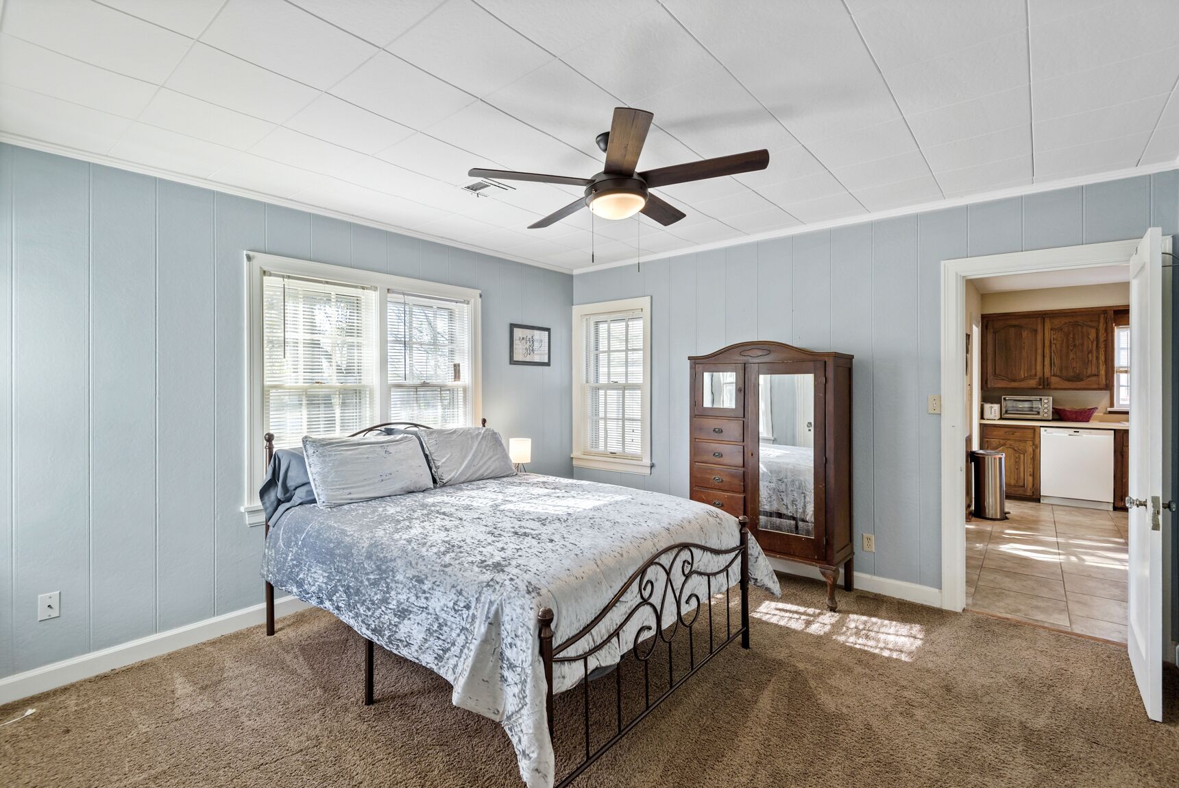 3 bedrooms, in-room safe, iron/ironing board, free WiFi