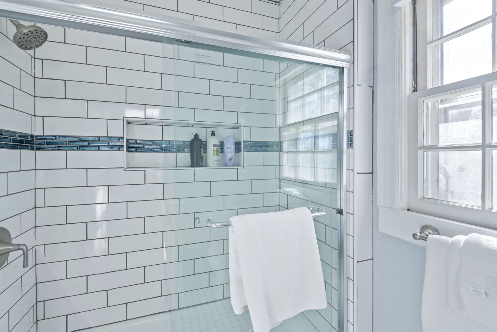 Douche, sèche-cheveux, serviettes fournies, savon