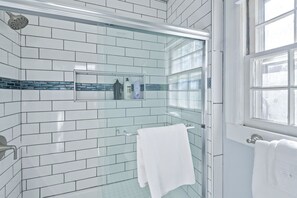 Een douche, een haardroger, handdoeken, zeep