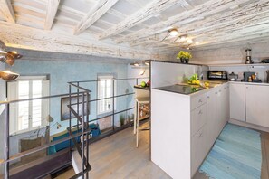 Fridge, microwave, oven, stovetop - NEW! Design apt near Spanish Steps (Roma)
