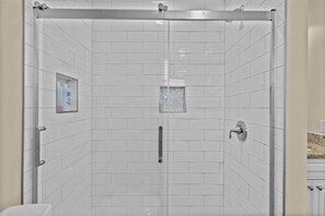 Combined shower/bathtub, towels, soap, shampoo - Charming Coastal Cottage with 2 Oceanfront Bedrooms (Oak Island)
