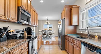 3rd Row w/ Private Pool, 2 Primary Suites & VIEWS