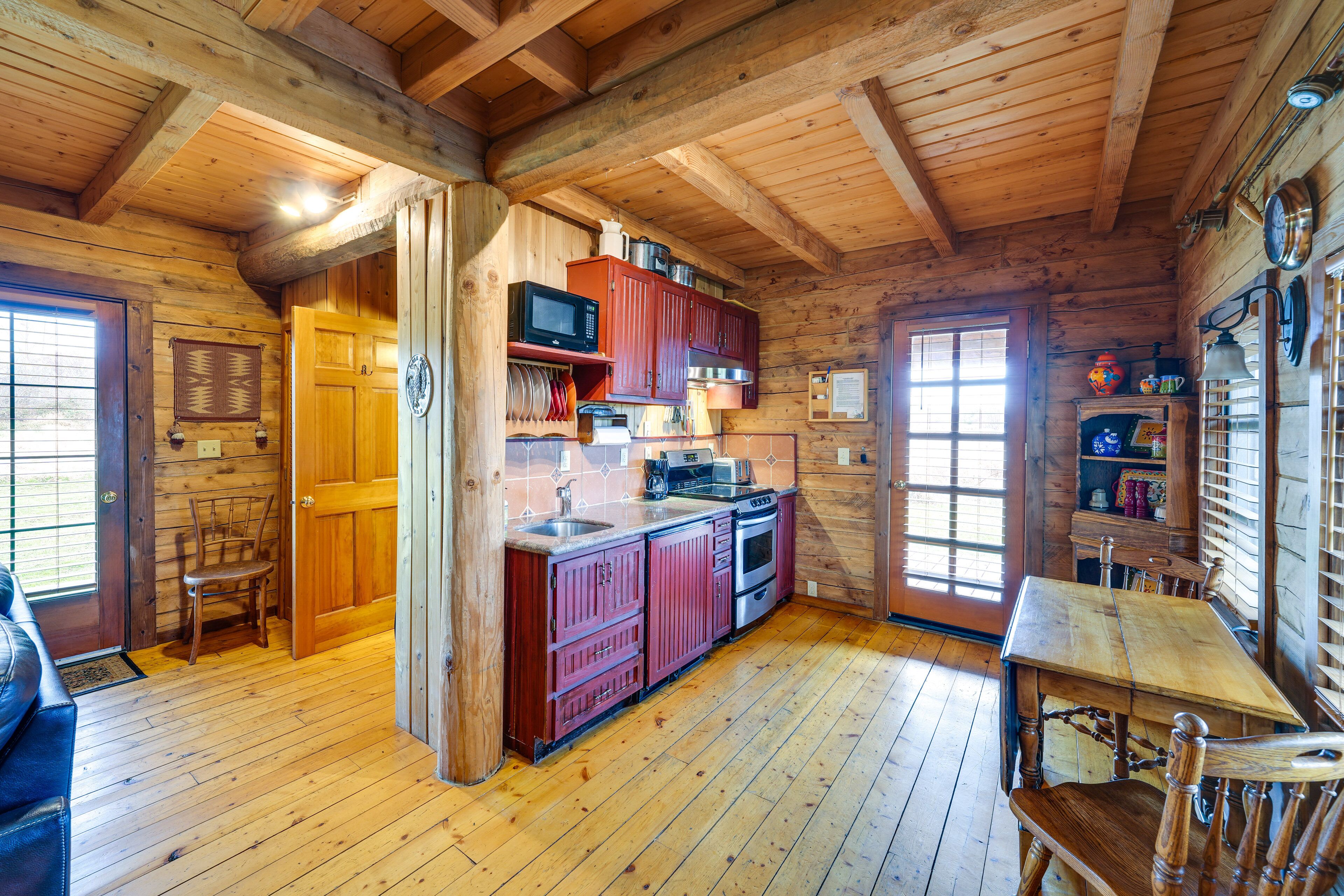 'Blue Sky Cabin' in Sequim w/ Private Hot Tub!