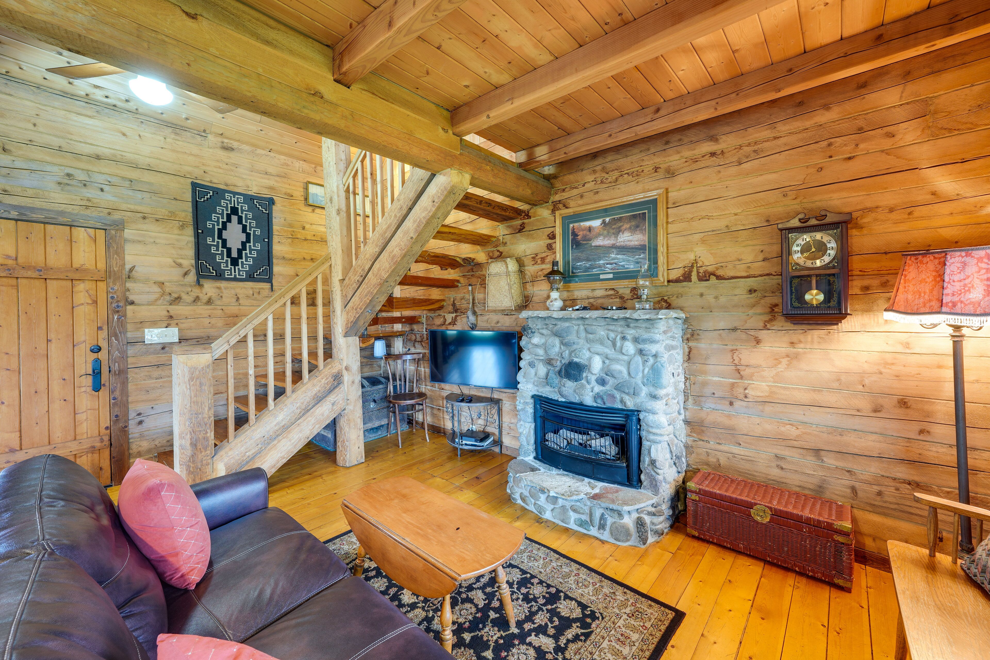 'Blue Sky Cabin' in Sequim w/ Private Hot Tub!