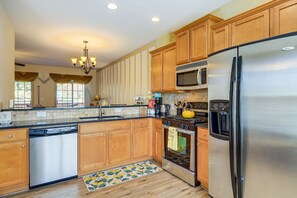 Fridge, microwave, stovetop, dishwasher - Decatur Vacation Rental ~ 5 Mi to Downtown Decatur (Decatur)