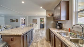 Fridge, microwave, stovetop, dishwasher