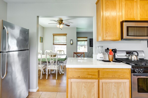 Fridge, microwave, stovetop, dishwasher