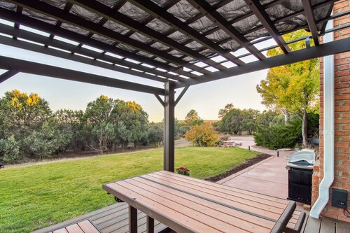 Patio, Grill & Fire Pit: Show Low Escape!