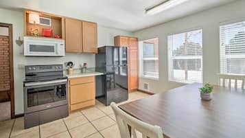 Fridge, microwave, stovetop, dishwasher