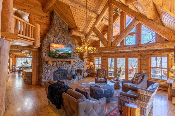 Televisión y chimenea 