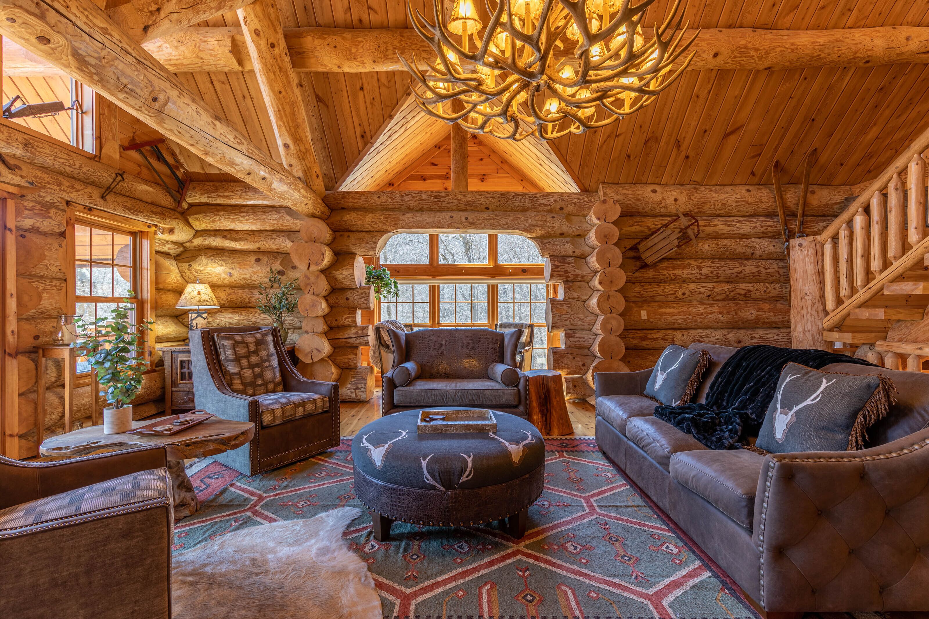 Buffalo Creek Lodge - Private home on 12 acres. Stunning views, hiking trails, hot tub, pool table!