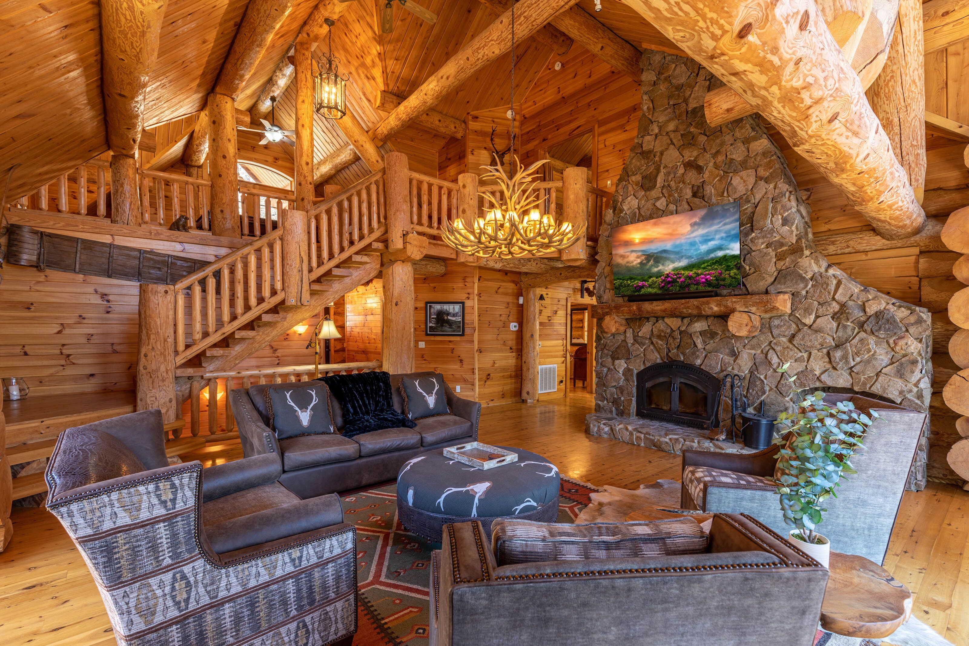 Buffalo Creek Lodge - Private home on 12 acres. Stunning views, hiking trails, hot tub, pool table!