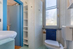 Douche, sèche-cheveux, bidet, serviettes fournies
