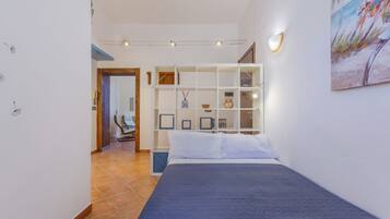 1 camera, una scrivania, ferro/asse da stiro