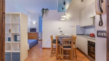 Frigorifero, forno, piano cottura, pentole/stoviglie/utensili